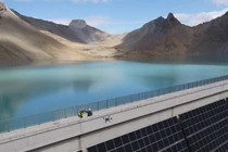 Các tấm pin điện mặt trời trên Đập Hồ Muttsee. Ảnh Reuters