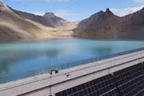 Các tấm pin điện mặt trời trên Đập Hồ Muttsee. Ảnh Reuters