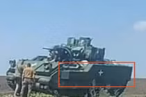 Xe chiến đấu bộ binh (IFV) M2A2 Bradley của quân đội Ukraine được trang bị thêm giáp phản ứng nổ và thiết bị chống UAV. Ảnh Mạng xã hội Ukraine.