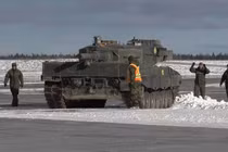 Quân đội Canada vận chuyển xe tăng Leopard 2A4M CAN cho quân đội Ukraine. Ảnh TopWar.