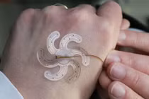 Điện cực mềm linh hoạt cho phẫu thuật não, điều trị bệnh thần kinh xâm lấn tối thiểu. Ảnh EPFL / Alain Herzog