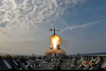 Khu trục hạm INS Mormugao Hải quân Ấn Độ phóng thử nghiệm thành công tên lửa hành trình siêu thanh Brahmos. Ảnh IndiaToday.