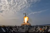 Khu trục hạm INS Mormugao Hải quân Ấn Độ phóng thử nghiệm thành công tên lửa hành trình siêu thanh Brahmos. Ảnh IndiaToday.