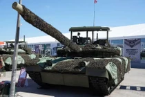 Xe tăng chủ lực T-80BVM Model 2023. Ảnh Army Recognition