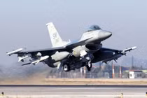 Máy bay tiêm kích đa năng F-16 do Mỹ sản xuất. Ảnh Military Ukraine. 