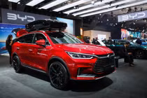 Cổ phiếu BYD, nhà sản xuất xe điện (EV) lớn nhất thế giới theo doanh thu, giảm 11% tại Hồng Kông và 7,8% tại Thâm Quyến. Ảnh Tân Hoa Xã