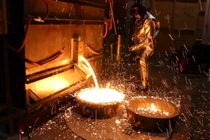 Nghiên cứu sản xuất sắt nóng chảy tại cơ sở quy mô thí điểm ở Boston Metal, Woburn, Massachusetts. Ảnh Boston Metal.