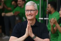 Giám đốc điều hành của Apple Tim Cook lễ khai trương cửa hàng bán lẻ đầu tiên của Apple ở Ấn Độ, tại Mumbai vào ngày 18/4/ 2023. Ảnh Punit Paranjpe, giám đốc điều hành Apple Ấn Độ /AFP/Getty Images.