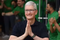 Giám đốc điều hành của Apple Tim Cook lễ khai trương cửa hàng bán lẻ đầu tiên của Apple ở Ấn Độ, tại Mumbai vào ngày 18/4/ 2023. Ảnh Punit Paranjpe, giám đốc điều hành Apple Ấn Độ /AFP/Getty Images.