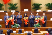 Chủ tịch Quốc hội Vương Đình Huệ và Thủ tướng Phạm Minh Chính tặng hoa chúc mừng tân Bộ trưởng Bộ Giao thông Vận tải Nguyễn Văn Thắng (thứ hai, phải sang), Bộ trưởng Bộ Y tế Đào Hồng Lan, Tổng Kiểm toán Nhà nước Ngô Văn Tuấn (thứ hai trái sang) và nguyên Tổng Kiểm toán Nhà nước Trần Sỹ Thanh (bên trái), nguyên Bộ trưởng Bộ Giao thông vận tải Nguyễn Văn Thể.