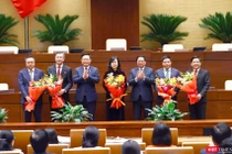 Chủ tịch Quốc hội Vương Đình Huệ và Thủ tướng Phạm Minh Chính tặng hoa chúc mừng tân Bộ trưởng Bộ Giao thông Vận tải Nguyễn Văn Thắng (thứ hai, phải sang), Bộ trưởng Bộ Y tế Đào Hồng Lan, Tổng Kiểm toán Nhà nước Ngô Văn Tuấn (thứ hai trái sang) và nguyên Tổng Kiểm toán Nhà nước Trần Sỹ Thanh (bên trái), nguyên Bộ trưởng Bộ Giao thông vận tải Nguyễn Văn Thể.