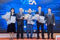 Lãnh đạo Hội Truyền thông số Việt Nam chúc mừng Ban điều hành Liên minh Sáng tạo nội dung số: Ông Tạ Mạnh Hoàng, Chủ tịch (đứng giữa), ông Hoàng Đình Chung (Phó Chủ tịch thường trực- thứ 2 từ phải sang), bà Quyên Phạm (Phó Chủ tịch - Tổng thư ký, ngoài cùng bên trái)