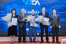 Lãnh đạo Hội Truyền thông số Việt Nam chúc mừng Ban điều hành Liên minh Sáng tạo nội dung số: Ông Tạ Mạnh Hoàng, Chủ tịch (đứng giữa), ông Hoàng Đình Chung (Phó Chủ tịch thường trực- thứ 2 từ phải sang), bà Quyên Phạm (Phó Chủ tịch - Tổng thư ký, ngoài cùng bên trái)