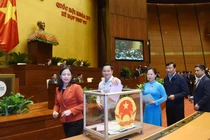 Các đại biểu Quốc hội bỏ phiếu kín về việc miễn nhiệm Bộ trưởng Bộ GTVT Nguyễn Văn Thể và Tổng Kiểm toán Nhà nước Trần Sỹ Thanh.