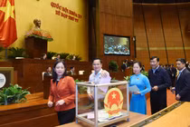 Các đại biểu Quốc hội bỏ phiếu kín về việc miễn nhiệm Bộ trưởng Bộ GTVT Nguyễn Văn Thể và Tổng Kiểm toán Nhà nước Trần Sỹ Thanh.