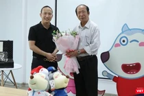  PGS. TS. Nguyễn Quang Ninh - Viện trưởng Viện nghiên cứu ứng dụng phát triển giáo dục (bên phải) chúc mừng ông Tạ Mạnh Hoàng - Giám đốc Sconnect Việt Nam trong buổi trao chứng nhận cho Bộ sản phẩm Wolfoo