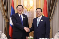 Thủ tướng Phạm Minh Chính gặp Thủ tướng Lào Sonexay Siphandone. (Ảnh: Dương Giang/TTXVN)