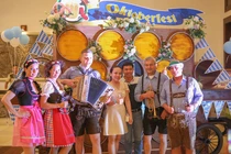 Thực khách chụp ảnh lưu niệm cùng ban nhạc O’zapft nổi tiếng đến từ Đức và Áo