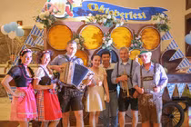 Thực khách chụp ảnh lưu niệm cùng ban nhạc O’zapft nổi tiếng đến từ Đức và Áo