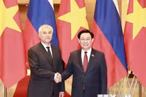 Chủ tịch Quốc hội Vương Đình Huệ đón Chủ tịch Duma Quốc gia Quốc hội Liên bang Nga Vyacheslav Viktorovich Volodin. (Ảnh: Doãn Tấn/TTXVN)