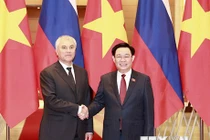 Chủ tịch Quốc hội Vương Đình Huệ đón Chủ tịch Duma Quốc gia Quốc hội Liên bang Nga Vyacheslav Viktorovich Volodin. (Ảnh: Doãn Tấn/TTXVN)
