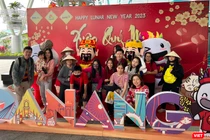 Du khách quốc tế đầu tiên xông đất Đà Nẵng trong Mùng 1 Tết Quý Mão 2023 chụp ảnh lưu niệm