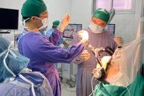 Các bác sĩ Bệnh viện hữu nghị Việt Đức đang phẫu thuật đặt điện cực kích thích não cho bệnh nhân mắc Parkinson