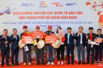 Đại diện Sở Du lịch TP Đà Nẵng, Cảng vụ hàng không miền Trung, Cảng hàng không quốc tế Đà Nẵng tặng quà cho hành khách may mắn tại buổi đón 2 chuyến bay quốc tế và nội địa đầu tiên của năm 2023 đến Đà Nẵng