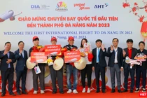 Đại diện Sở Du lịch TP Đà Nẵng, Cảng vụ hàng không miền Trung, Cảng hàng không quốc tế Đà Nẵng tặng quà cho hành khách may mắn tại buổi đón 2 chuyến bay quốc tế và nội địa đầu tiên của năm 2023 đến Đà Nẵng