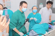 Ê kíp bác sĩ Bệnh viện đa khoa Đức Giang đang sử dụng kỹ thuật cắt tách dưới niêm mạc qua nội soi.