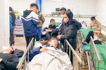 Các học sinh đang nằm cấp cứu tại bệnh viện sau vụ tai nạn (ảnh Báo Nghệ An)