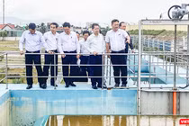 Bí thư Thành uỷ Đà Nẵng Nguyễn Văn Quảng (thứ 2 từ phải sang), cùng đoàn công tác kiểm tra tiến độ thi công nhà máy nước Hoà Liên