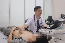 Bác sĩ đang thăm khám cho bệnh nhân