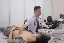 Bác sĩ đang thăm khám cho bệnh nhân