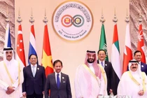 Thủ tướng, Thái tử Saudi Arabia Mohammad bin Salman đón Thủ tướng Phạm Minh Chính và các trưởng đoàn. (Ảnh: Dương Giang/TTXVN)