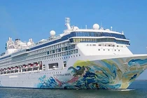 Tàu du lịch biển quốc tế Resorts World One (quốc tịch Bahamas) tại cảng Tiên Sa (Đà Nẵng)