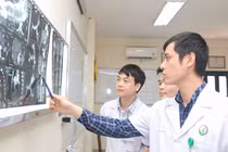 CÁc bác sĩ Bệnh viện Hữu nghị Việt Đức chẩn đoán hình ảnh đối với ca bệnh của bệnh nhân H.