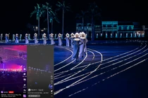 Hình ảnh những diễn viên mặc áo dài trắng, đầu đội nón đèn led bước ra với nhịp điệu bước đi, hai tay chắp phía sau lưng ở show diễn "Ký Ức Hội An" (ảnh lớn) và màn biên đạo tiết mục “Khúc da vàng” (ảnh nhỏ).