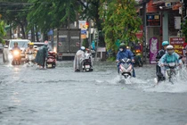 Mưa lớn gây ngập cục bộ tại nhiều tuyến đường trên địa bàn TP Đà Nẵng (Ảnh Minh Trí)