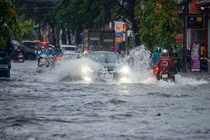 Đường Núi Thành đoạn gần ngã tư Duy Tân ngập sâu trong nước