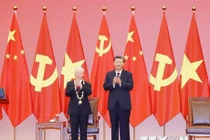 Tổng Bí thư, Chủ tịch Trung Quốc Tập Cận Bình chủ trì Lễ trao Huân chương Hữu nghị của nước Cộng hòa Nhân dân Trung Hoa tặng Tổng Bí thư Nguyễn Phú Trọng tối 31/10/2022, tại Đại Lễ đường Nhân dân ở Thủ đô Bắc Kinh. (Ảnh: Trí Dũng/TTXVN)