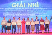 Nhà báo Hồ Xuân Mai (thứ 3 từ trái sang)-phóng viên Tạp chí điện tử VietTimes thường trú tại miền Trung - trong lễ nhận giải.