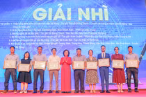 Nhà báo Hồ Xuân Mai (thứ 3 từ trái sang)-phóng viên Tạp chí điện tử VietTimes thường trú tại miền Trung - trong lễ nhận giải.