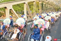 Diễu hành tôn vinh nghệ nhân, thợ thủ công và nghề thủ công truyền thống Việt Nam tại Festival Nghề truyền thống Huế. (Ảnh: Thượng An)