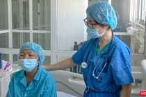 TS.BS Trần Thị Thanh Hương - Khoa Nội Thần kinh - Cơ xương khớp - Huyết học lâm sàng, Bệnh viện Đà Nẵng thăm khám cho bệnh nhân sau thời gian ghép tế bào gốc thành công