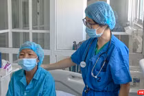 TS.BS Trần Thị Thanh Hương - Khoa Nội Thần kinh - Cơ xương khớp - Huyết học lâm sàng, Bệnh viện Đà Nẵng thăm khám cho bệnh nhân sau thời gian ghép tế bào gốc thành công