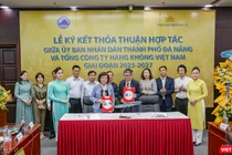 Bà Ngô Thị Kim Yến – Phó Chủ tịch UBND TP Đà Nẵng và ông Trịnh Ngọc Thành - Phó Tổng Giám đốc Vietnam Airlines tại lễ ký kết