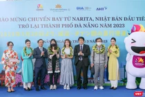 Tổng lãnh sự Nhật Bản tại Đà Nẵng và đại diện Sở Du lịch, Cảng vụ Hàng không miền Trung, Cảng Hàng không Quốc tế Đà Nẵng, Công ty CP đầu tư khai thác Nhà ga quốc tế Đà Nẵng tại lễ đón