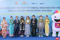 Tổng lãnh sự Nhật Bản tại Đà Nẵng và đại diện Sở Du lịch, Cảng vụ Hàng không miền Trung, Cảng Hàng không Quốc tế Đà Nẵng, Công ty CP đầu tư khai thác Nhà ga quốc tế Đà Nẵng tại lễ đón