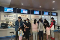 Cha mẹ đưa con đến gặp bác sĩ tại một bệnh viện ở Thượng Hải, Trung Quốc, ngày 14/11/2023. Ảnh: Future Publishing/Getty Images.